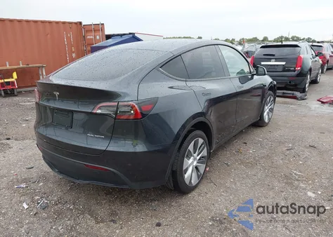 2024 Tesla Model Y Long Range Dual Motor All-Wheel Drive z USA, uszkodzony, nr VIN 7SAYGDEE9RA275956